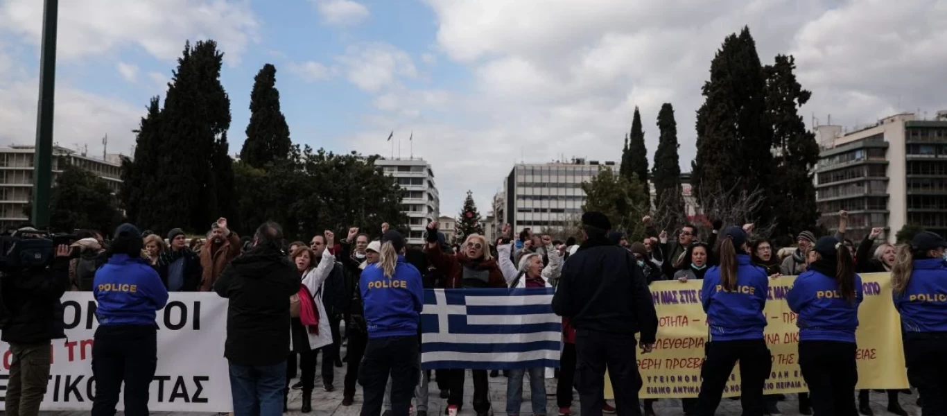 Στα «κάγκελα» οι υγειονομικοί: «Ξεχύθηκαν» στους δρόμους για το μέτρο της υποχρεωτικότητας εμβολιασμού (φώτο)